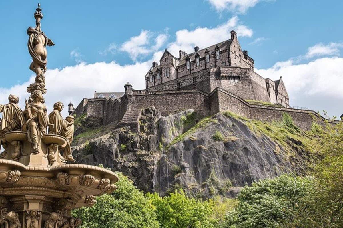 Edinburgh: Edinburgh Castle Entry Ticket + Harry Potter Walking Tour - 2