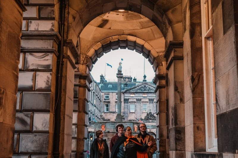 Edinburgh: Evening Ghosts & Ghouls Guided Tour + Drink - 3